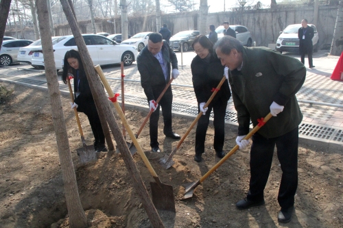 公司園區“同心林”共同栽下“同心”樹苗(1)